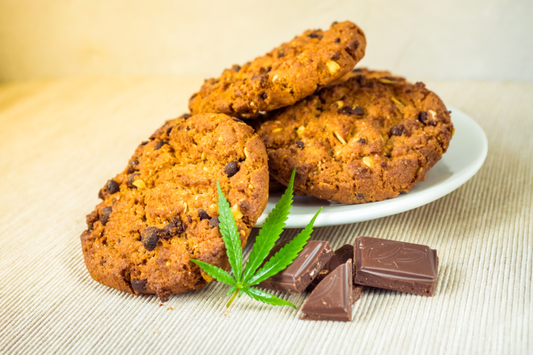 cannabis consumption edible cookies and chocolate